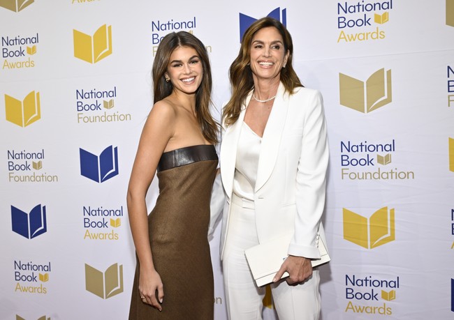 Sementara itu, Cindy Crawford memilih sesuatu yang klasik. Pilihannya jatuh pada tampilan white-on-white. (Foto: Evan Agostini/Invision/AP)
