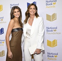 Sementara itu, Cindy Crawford memilih sesuatu yang klasik. Pilihannya jatuh pada tampilan white-on-white. (Foto: Evan Agostini/Invision/AP)