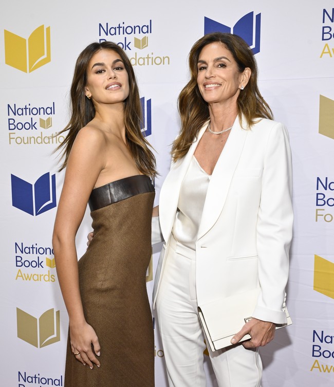 Sebuah column dress kulit berwarna coklat menjadi andalan Kaia Gerber. Potongan strapless-nya mengakomodasi keseksian perempuan 22 tahun itu. (Foto: Evan Agostini/Invision/AP)