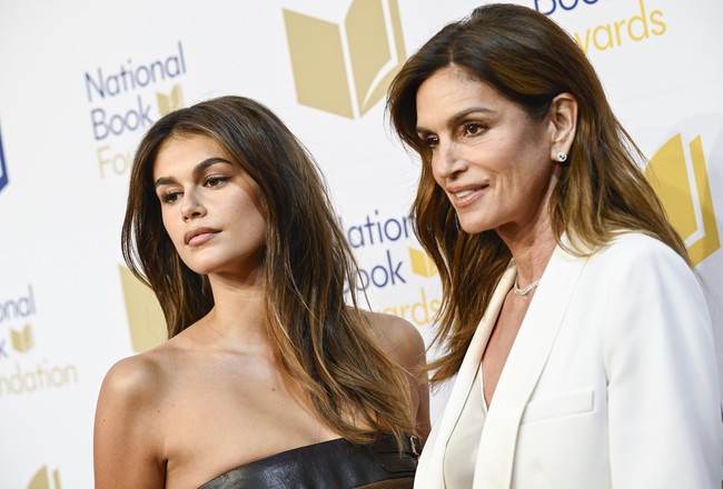 Kaia Gerber merupakan anak kedua dari Cindy dan Rande Gerber. Ia mengikuti jejak ibunya sebagai model di usia yang terbilang sangat muda.  (Foto: Evan Agostini/Invision/AP)