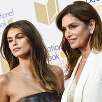 Kaia Gerber merupakan anak kedua dari Cindy dan Rande Gerber. Ia mengikuti jejak ibunya sebagai model di usia yang terbilang sangat muda.  (Foto: Evan Agostini/Invision/AP)