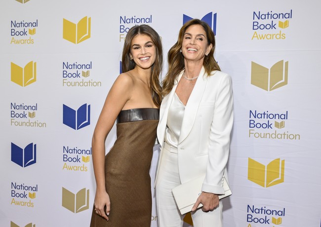 Cindy Crawford menghadiri National Book Awards Ke-74 yang digelar di New York City, AS, pada Rabu (15/11/2023). Ia datang tak sendiri karena didampingi putrinya, Kaia Gerber yang kerap disebut kembarannya lantaran perawakan dan profesi yang sama. (Foto: Evan Agostini/Invision/AP)