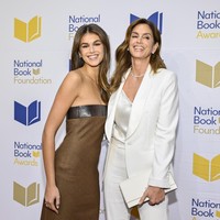 Cindy Crawford menghadiri National Book Awards Ke-74 yang digelar di New York City, AS, pada Rabu (15/11/2023). Ia datang tak sendiri karena didampingi putrinya, Kaia Gerber yang kerap disebut kembarannya lantaran perawakan dan profesi yang sama. (Foto: Evan Agostini/Invision/AP)