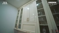Terdapat rak besar yang berwarna senada yakni krem. Rak tersebut dipakai untuk menyimpan cangkir dan teko estetik. Foto: YouTube Atta Halilintar