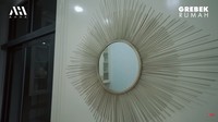 Terdapat mini bar juga yang dilengkapi dengan dua kursi. Putra Siregar mengatakan, di mini barnya ini kerap dipakai untuk membuat konten. Foto: YouTube Atta Halilintar