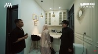 Dapurnya juga dilengkapi dengan hiasa lampu berwarna gold dan tulisan-tulisan dalam bingkai. Foto: YouTube Atta Halilintar