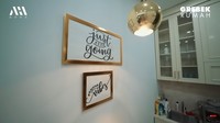 Untuk kompornya, mereka menggunakan kompor tanam dengan tiga tungku. Penataannya rapi di atas kitchen island berwarna krem. Foto: YouTube Atta Halilintar