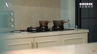 Beginilah potret dapurnya. Meskipun terbilang mungil, tetapi cukup untuk masak sehari-hari. Foto: YouTube Atta Halilintar