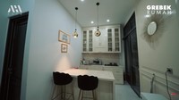Untuk area dapur, pebisnis toko handphone ini memilih area yang minimalis. Dapurnya bersebelahan dengan area main anak. Foto: YouTube Atta Halilintar