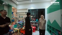 Rumahnya tersebut dihiasi dengan banyak spesies ikan arwana yang kemudian ditaruh aquarium yang berbeda-beda. Foto: YouTube Atta Halilintar