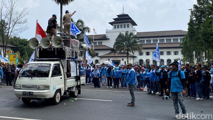 Demo buruh di Gedung Sate.