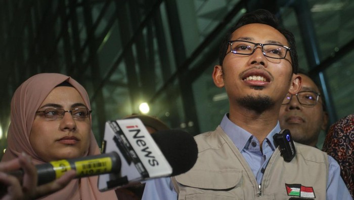 Dievakuasi dari Gaza, Muhammad Husein Tiba di Indonesia Warga Negara Indonesia (WNI) yang bekerja sebagai aktivis kemanusiaan di Palestina Muhammad Husein (kanan) beserta istri Jinan Al Raqqieb yang merupakan WN Palestina tiba di Bandara Soekarno Hatta, Tangerang, Banten, Rabu (15/11/2023). Kementerian Luar Negeri kembali berhasil mengevakuasi satu keluarga WNI yang tinggal di Gaza, Palestina dan masih ada 3 orang WNI yang belum berhasil dievakuasi karena terkendala situasi di Gaza. ANTARA FOTO/Muhammad Iqbal/rwa.