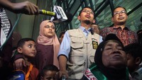 Warga Negara Indonesia (WNI) yang bekerja sebagai aktivis kemanusiaan di Palestina Muhammad Husein (kedua kanan) beserta keluarga tiba di Bandara Soekarno Hatta, Tangerang, Banten, Rabu (15/11/2023). 