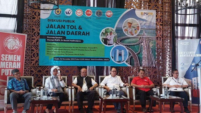 Diskusi Publik Jalan Tol dan Jalan Daerah, di Hotel GranDhika, Jakarta Selatan, Kamis (16/11/2023).