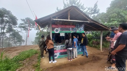 Dispar bersama Satpol PP Buleleng pada saat melakuka sidak ke lokasi pos yang memaksa wisatawan untuk membayar Rp. 300 ribu jika ingin masuk ke DTW Air Terjun Sekumpul, Kamis (16/11/2023). (Made Wijaya Kusuma)