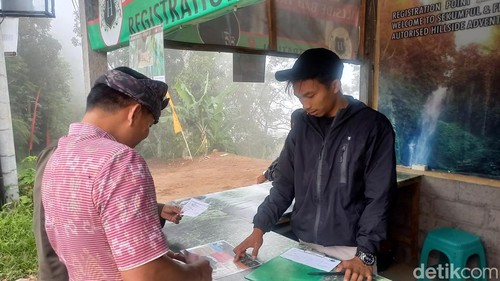 Dispar bersama Satpol PP Buleleng saat sidak ke lokasi pos yang memalak wisatawan Rp 300 ribu ke DTW Air Terjun Sekumpul, Kamis (16/11/2023). (Made Wijaya Kusuma)