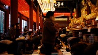 Saat para siswa mengikuti CSAT, orang tua akan memadati sejumlah rumah ibadah di Korea Selatan.  