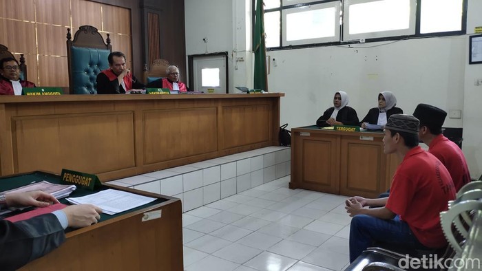 Dua kurir 5,7 kilogram sabu divonis 17 tahun penjara