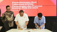 Ketua Umum Komite Olahraga Nasional Indonesia (KONI) Pusat Letnan Jenderal TNI Purn. Marciano Norman (tengah) dan Direktur Utama Telkomsel Hendri Mulya Syam (kanan) melakukan Penandatanganan Nota Kesepahaman Penayangan dan Promosi Konten Pekan Olahraga Nasional (PON) XXI Tahun 2024 di Platform Telkomsel di Jakarta dengan didampingi oleh Direktur Utama PT Indolima Perkasa Tito Kadaryanto (kiri).