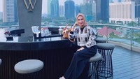 Ini ada pose cantik Erin Taulany saat mampir ke restoran steak terkenal, yakni The Wolfgang yang ada di kawasan SCBD. Foto: Instagram @erintaulany