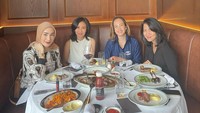 Tak hanya seorang diri, di restoran steak tersebut ia juga mengajak teman-temannya untuk menikmati steak premium. Foto: Instagram @erintaulany