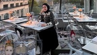Momen kulinernya yang satu ini tak kalah mewah. Ia mampir ke sebuah restoran beratap kaca yang ada di Paris. Foto: Instagram @erintaulany