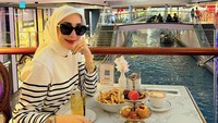 Ini adalah momen Erin Taulany saat menikmati aneka kue dan kentang goreng. Tak lupa secangkir kopi hangat pun tersaji di meja. Foto: Instagram @erintaulany
