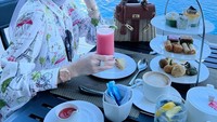 Salah satunya momen ketika menikmati aneka kudapan di sebuah restoran di Bali. Tentunya dengan pemandangan pantai yang indah. Foto: Instagram @erintaulany