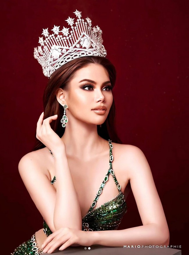 “Gaun ini melambangkan semangat era baru Indonesia. Hijau yang melambangkan kehidupan, pembaruan, dan energi, mencerminkan kehijauan hutan Kalimantan yang menyelimuti IKN Nusantara, melambangkan pertumbuhan, keharmonisan, kesegaran, dan kesuburan,” jelas Yusuf mengenai rancangannya. Foto: dok. Mario Photographie