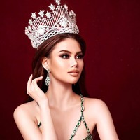 “Gaun ini melambangkan semangat era baru Indonesia. Hijau yang melambangkan kehidupan, pembaruan, dan energi, mencerminkan kehijauan hutan Kalimantan yang menyelimuti IKN Nusantara, melambangkan pertumbuhan, keharmonisan, kesegaran, dan kesuburan,” jelas Yusuf mengenai rancangannya. Foto: dok. Mario Photographie