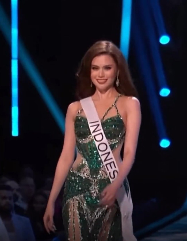 Gaun malam gemerlapan menambah pesona kecantikan kontestan yang memiliki advokasi di bidang pendidikan ini. Fabienne mengenakan gaun bertema ‘Nusantara’ rancangan desainer asal Makassar, Yusuf Isvania. Foto: dok. Tangkapan Layar Miss Universe