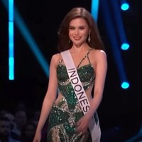 Gaun malam gemerlapan menambah pesona kecantikan kontestan yang memiliki advokasi di bidang pendidikan ini. Fabienne mengenakan gaun bertema ‘Nusantara’ rancangan desainer asal Makassar, Yusuf Isvania. Foto: dok. Tangkapan Layar Miss Universe
