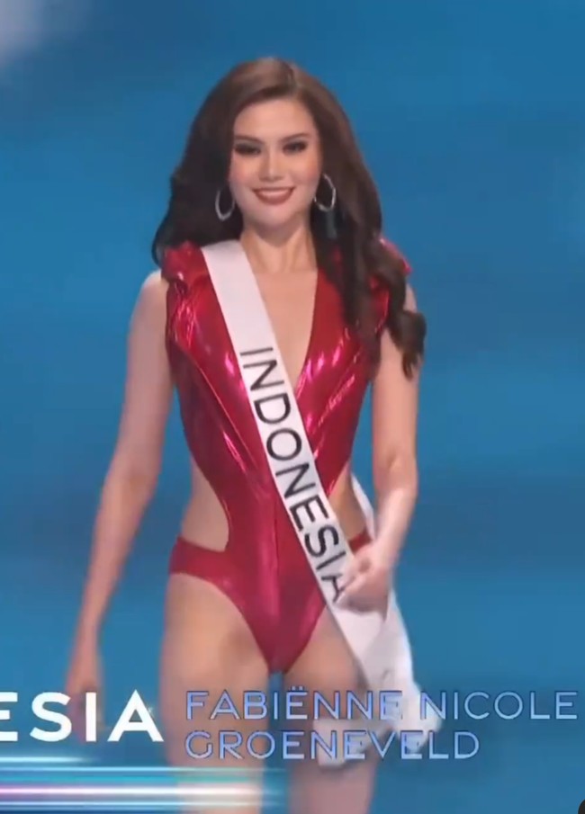 Mengenakan pakaian renang one-piece merah, wanita 23 tahun ini terlihat berjalan dengan percaya diri. Foto: dok. Tangkapan Layar Miss Universe
