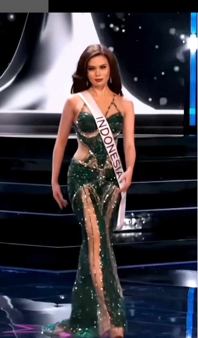 Gaun terinspirasi dari IKN Nusantara yang merupakan simbol harapan bangsa, menandai era perubahan dan kemajuan. Warna hijau pada gaun menggambarkan hamparan pepohonan yang rimbun dan subur di Kalimantan Timur, lokasi dibangunnya infrastruktur Nusantara. Foto: dok. Tangkapan Layar Miss Universe