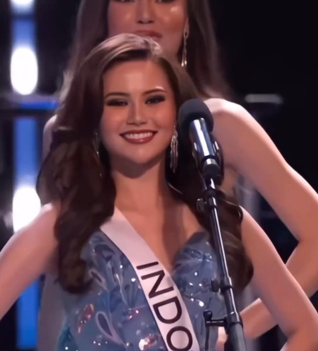 Memperkenalkan diri sebagai Miss Universe Indonesia di kompetisi preliminary pada Kamis (16/11/2023), Fabienne mengenakan gaun biru dengan detail bordir dan payet. Rambutnya ditata gelombang bervolume, serta riasan wajah bold dengan sapuan lipstik merah. Foto: dok. Tangkapan Layar Miss Universe