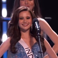 Memperkenalkan diri sebagai Miss Universe Indonesia di kompetisi preliminary pada Kamis (16/11/2023), Fabienne mengenakan gaun biru dengan detail bordir dan payet. Rambutnya ditata gelombang bervolume, serta riasan wajah bold dengan sapuan lipstik merah. Foto: dok. Tangkapan Layar Miss Universe