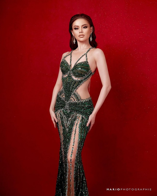 Dikerjakan selama dua minggu, gaun ini dihiasi dengan elemen Swarovski yang diterapkan dengan cermat di setiap detailnya. Menggunakan teknik manik-manik yang rumit, gaun ini dibuat oleh tangan manusia, tanpa bantuan mesin. Foto: Dok. Mario Photographie