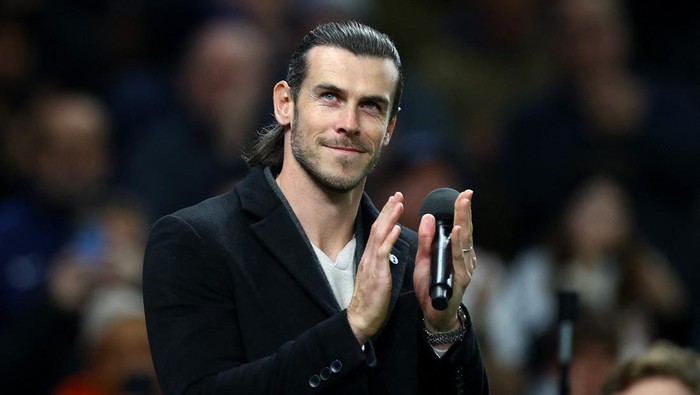 Soccer Football - Premier League - Tottenham Hotspur v Chelsea - Tottenham Hotspur Stadium, London, Britain - November 6, 2023 Former player Gareth Bale on the pitch at half time Action Images via Reuters/Matthew Childs NO USE WITH UNAUTHORIZED AUDIO, VIDEO, DATA, FIXTURE LISTS, CLUB/LEAGUE LOGOS OR LIVE SERVICES. ONLINE IN-MATCH USE LIMITED TO 45 IMAGES, NO VIDEO EMULATION. NO USE IN BETTING, GAMES OR SINGLE CLUB/LEAGUE/PLAYER PUBLICATIONS.