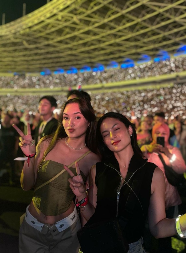 Artis cantik Caitlin Halderman juga tampaknya tak mau ketinggalan merasakan euphoria konser Coldplay. Terlihat dirinya berpose bersama Clara Bernadeth. Kedua artis cantik itu tampil simpel dengan busana santai. Foto: Instagram/anyageraldine