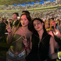 Artis cantik Caitlin Halderman juga tampaknya tak mau ketinggalan merasakan euphoria konser Coldplay. Terlihat dirinya berpose bersama Clara Bernadeth. Kedua artis cantik itu tampil simpel dengan busana santai. Foto: Instagram/anyageraldine