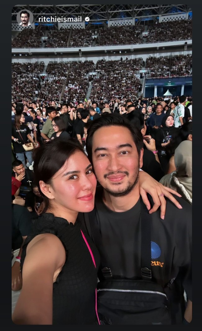 Sempat terkena gosip miring adanya orang ketiga, Syahnaz dan suaminya, Ritchie Ismail atau yang akrab disapa Jeje kini justru terlihat semakin kompak dan mesra. Seperti dalam foto, saat keduanya asik menonton konser Coldplay bersama. Foto: Instagram/ritchieismail