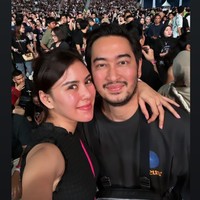 Sempat terkena gosip miring adanya orang ketiga, Syahnaz dan suaminya, Ritchie Ismail atau yang akrab disapa Jeje kini justru terlihat semakin kompak dan mesra. Seperti dalam foto, saat keduanya asik menonton konser Coldplay bersama. Foto: Instagram/ritchieismail