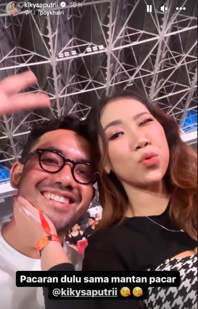 Selanjutnya ada Kiky Saputri yang ikut nonton konser Coldplay bersama suaminya. Kiky tampil dengan rambut diikat dua dan eyeshadow merah muda. Terlihat ia dan suaminya, Muhammad Khairi begitu menikmati konser tersebut. Foto: Instagram/kikysaputrii