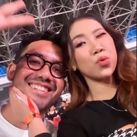 Selanjutnya ada Kiky Saputri yang ikut nonton konser Coldplay bersama suaminya. Kiky tampil dengan rambut diikat dua dan eyeshadow merah muda. Terlihat ia dan suaminya, Muhammad Khairi begitu menikmati konser tersebut. Foto: Instagram/kikysaputrii