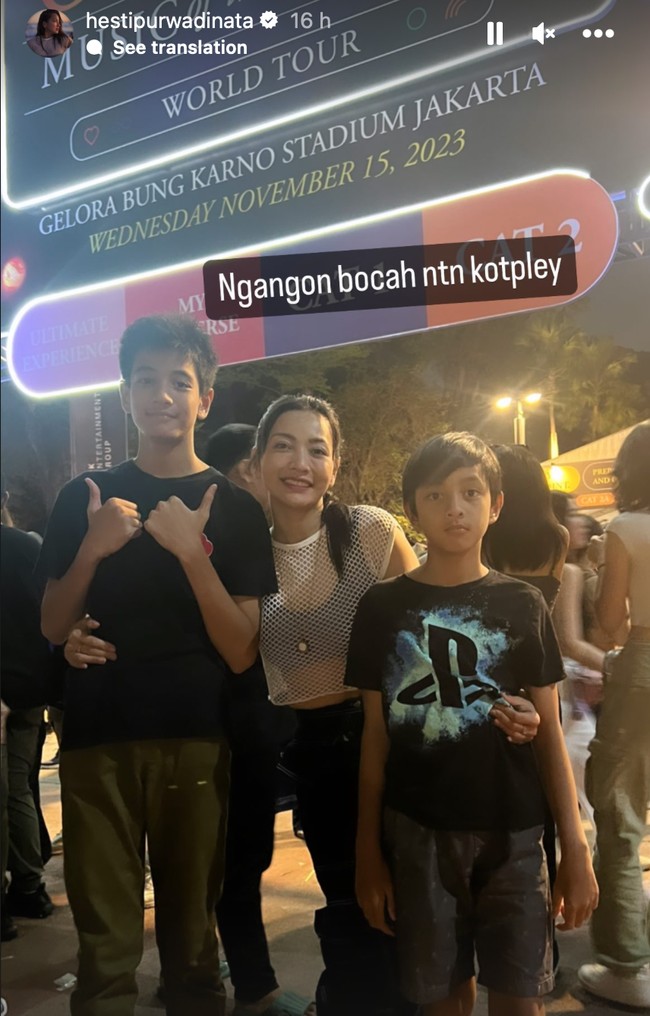 Hesti Purwadinata hadir bersama kedua putranya yang sudah semakin besar. Hesti bergaya bak ABG mengenakan celana panjang cargo yang dipadukan dengan sport bra hitam dan kaos jaring-jaring berwarna putih. Foto: Instagram/hestipurwadinata