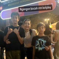 Hesti Purwadinata hadir bersama kedua putranya yang sudah semakin besar. Hesti bergaya bak ABG mengenakan celana panjang cargo yang dipadukan dengan sport bra hitam dan kaos jaring-jaring berwarna putih. Foto: Instagram/hestipurwadinata