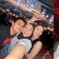 Pedangdut Ayu Ting Ting juga terlihat hadir bersama adik dan suami adiknya. Ayu tampil simpel mengenakan baju tanpa lengan berwarna hitam. Rambutnya pun hanya dicepol ke belakang. Foto: Instagram/ayutingting92