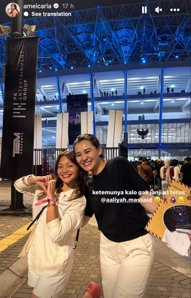 Amel Carla dan Aaliyah Massaid tampak berpose bersama kala keduanya sama-sama menghadiri konser Coldplay. Keduanya terlihat tampil simpel. Amel mengenakan kemeja putih yang dipadukan dengan celana pendek berwarna senada, sementara Aaliyah memilih mengenakan kaos hitam dengan celana putih. Foto: Instagram/amelcarla