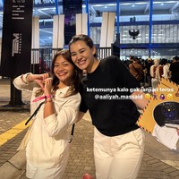 Amel Carla dan Aaliyah Massaid tampak berpose bersama kala keduanya sama-sama menghadiri konser Coldplay. Keduanya terlihat tampil simpel. Amel mengenakan kemeja putih yang dipadukan dengan celana pendek berwarna senada, sementara Aaliyah memilih mengenakan kaos hitam dengan celana putih. Foto: Instagram/amelcarla