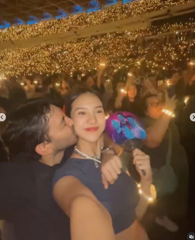 Tak ketinggalan Anya Geraldine juga turut hadir bersama kekasihnya, Nadif Zahiruddin. Anya tampak memamerkan pose mesranya dicium Nadif saat konser Coldplay tengah berlangsung. Foto: Instagram/anyageraldine